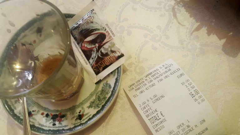 Napoli. Il conto di 16 € mi fa pensare che il Gambrinus deve rivedere i servizi ancor prima del caffè