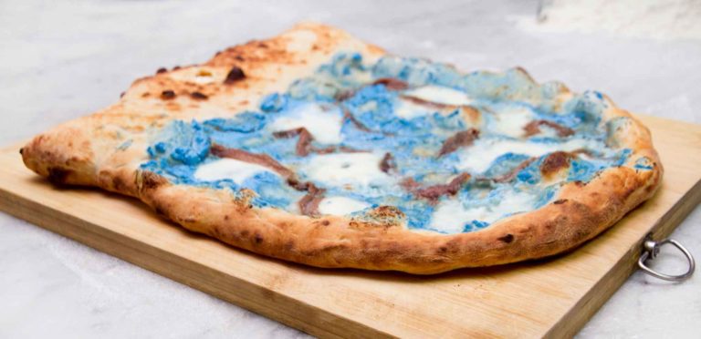 La pizza canotto in versione pop è il materassino dei Capatosta a Recale