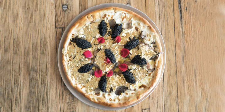 La pizza più costosa del mondo con oro, foie gras e caviale vale quanto un biglietto aereo