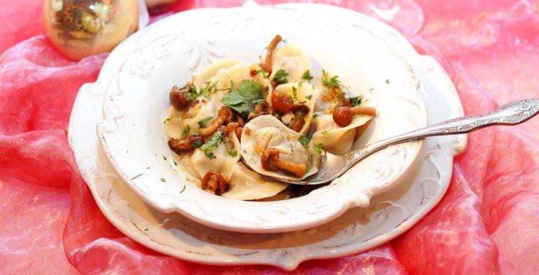 La ricetta dei pelmeni, cioè i ravioli farciti con cavolo e funghi per un pranzo vegano