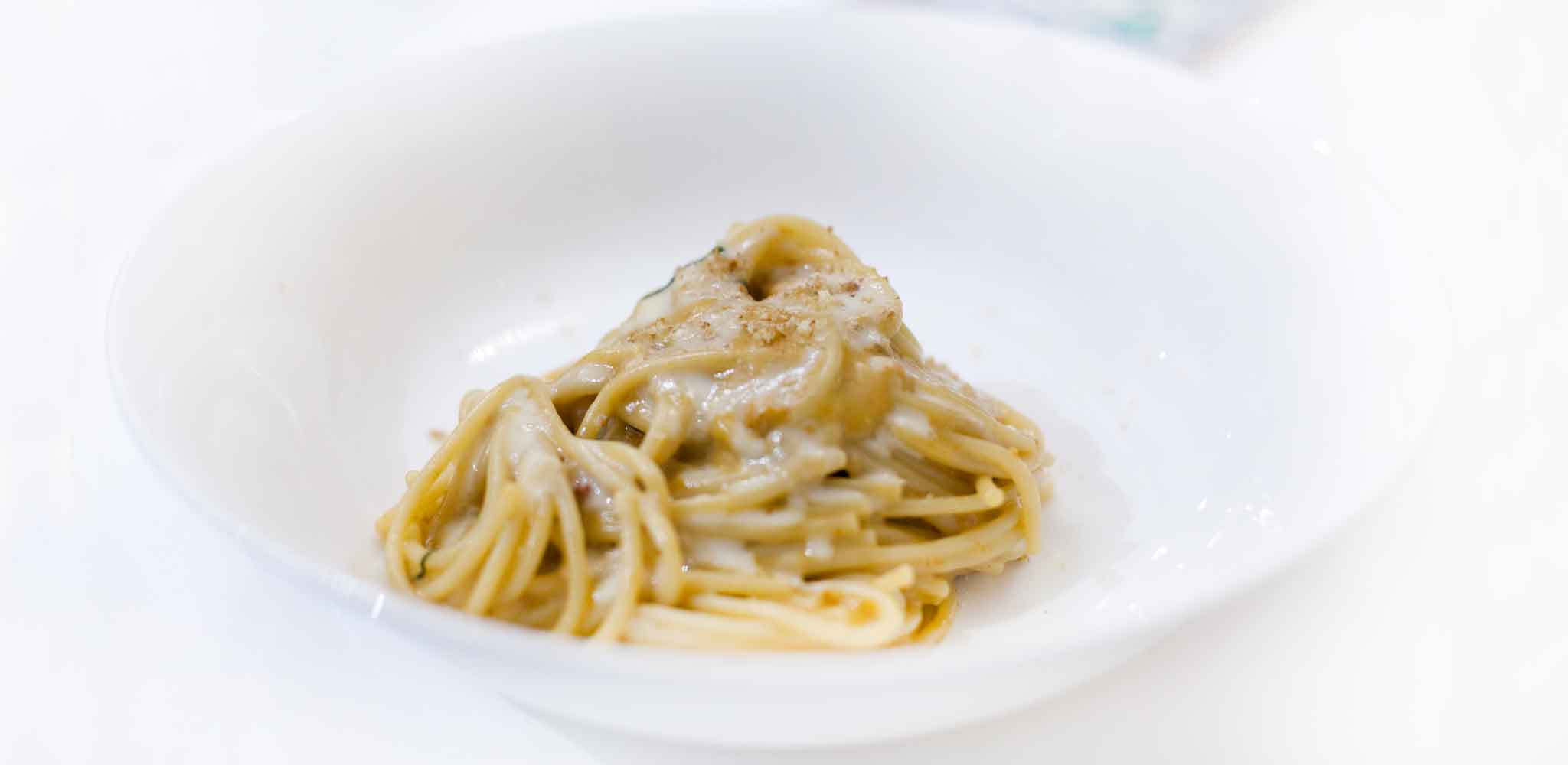 Gli spaghetti ai ricci di mare dicono che il Nostrano a Pesaro è il ristorante ideale per il dopo Sigep