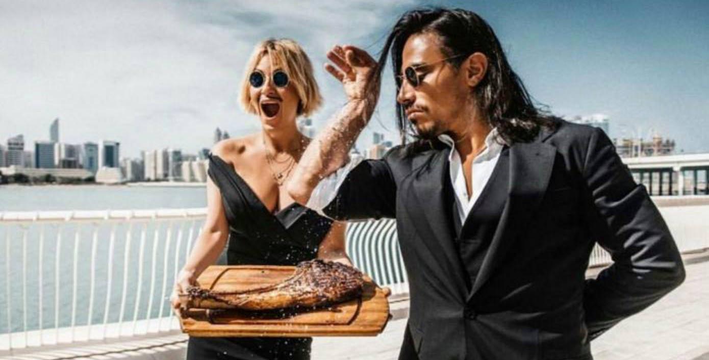 Il sale sulla carne ed altre prodezze di Salt Bae, lo chef macellaio che conquista tutti