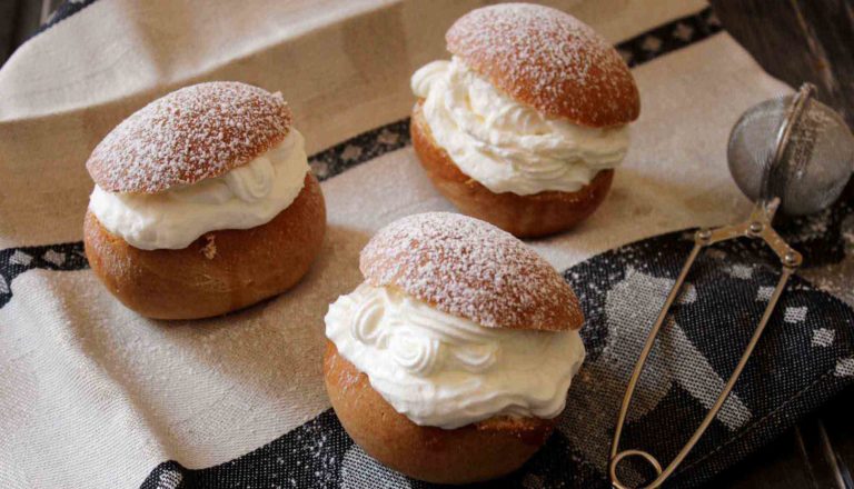 Ricette di Carnevale. Semla svedesi, cioè i panini dolci ripieni di panna