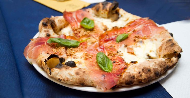 Pizza. 4 giovani pizzaioli cercano notorietà sgonfiando il canotto a Acerra e dintorni