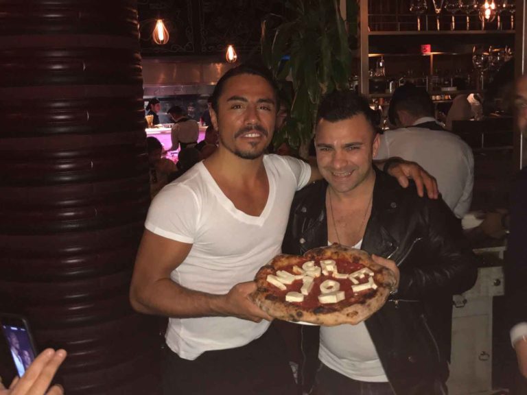 SaltBae incontra la pizza napoletana di Davide Civitiello e scatta il momento del sale