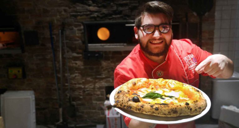 Pizza. Il canotto di Carlo Sammarco sbarca a Roma e conquista Eataly