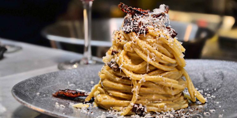 Roma. Tutti i piatti di carbonara e i prezzi di Eggs, nuovo bistrot a tema uova che apre a Trastevere