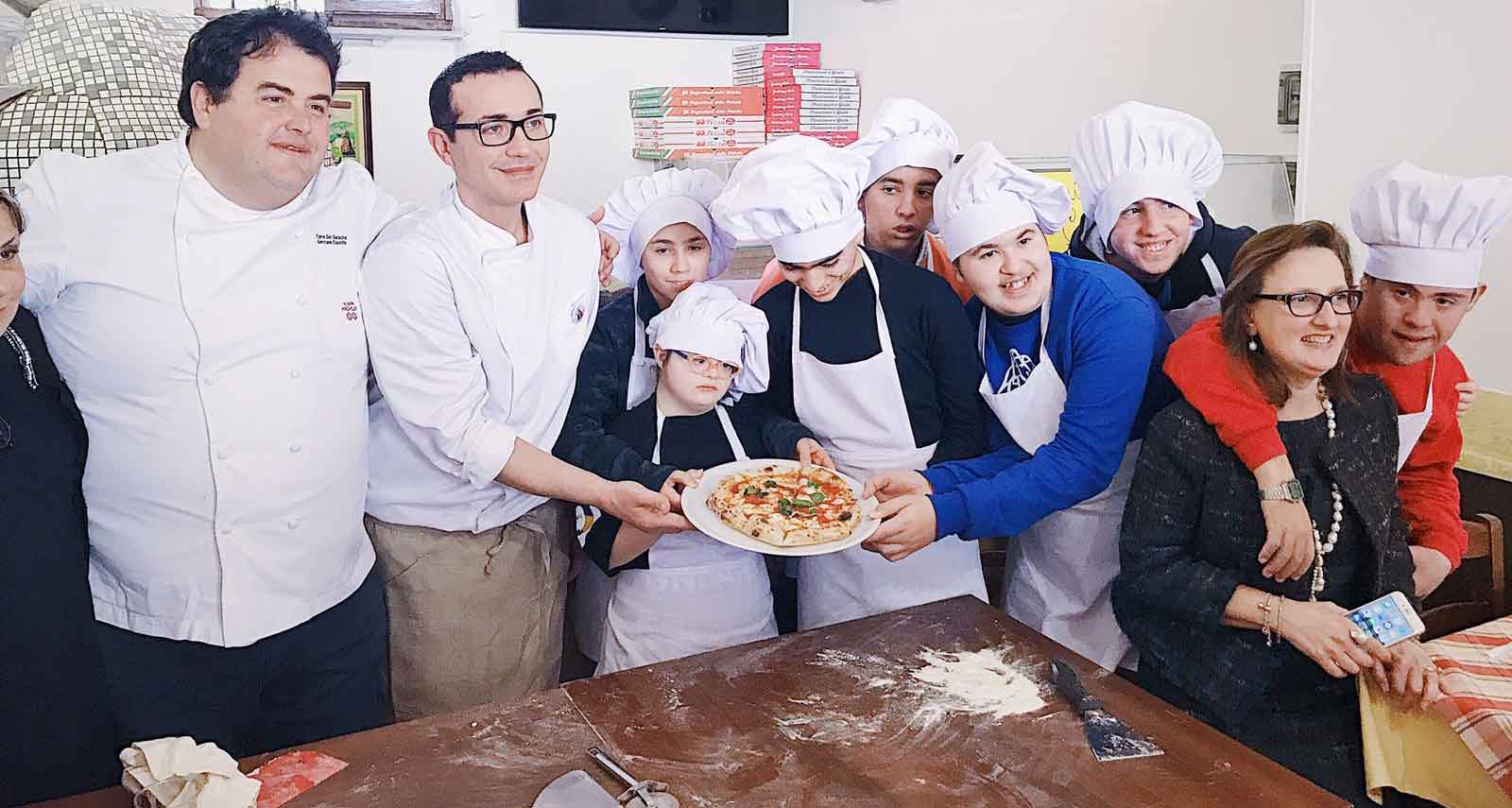 Pizza. Gennaro Esposito e Gino Sorbillo con i ragazzi della scuola Publio Virgilio Marone