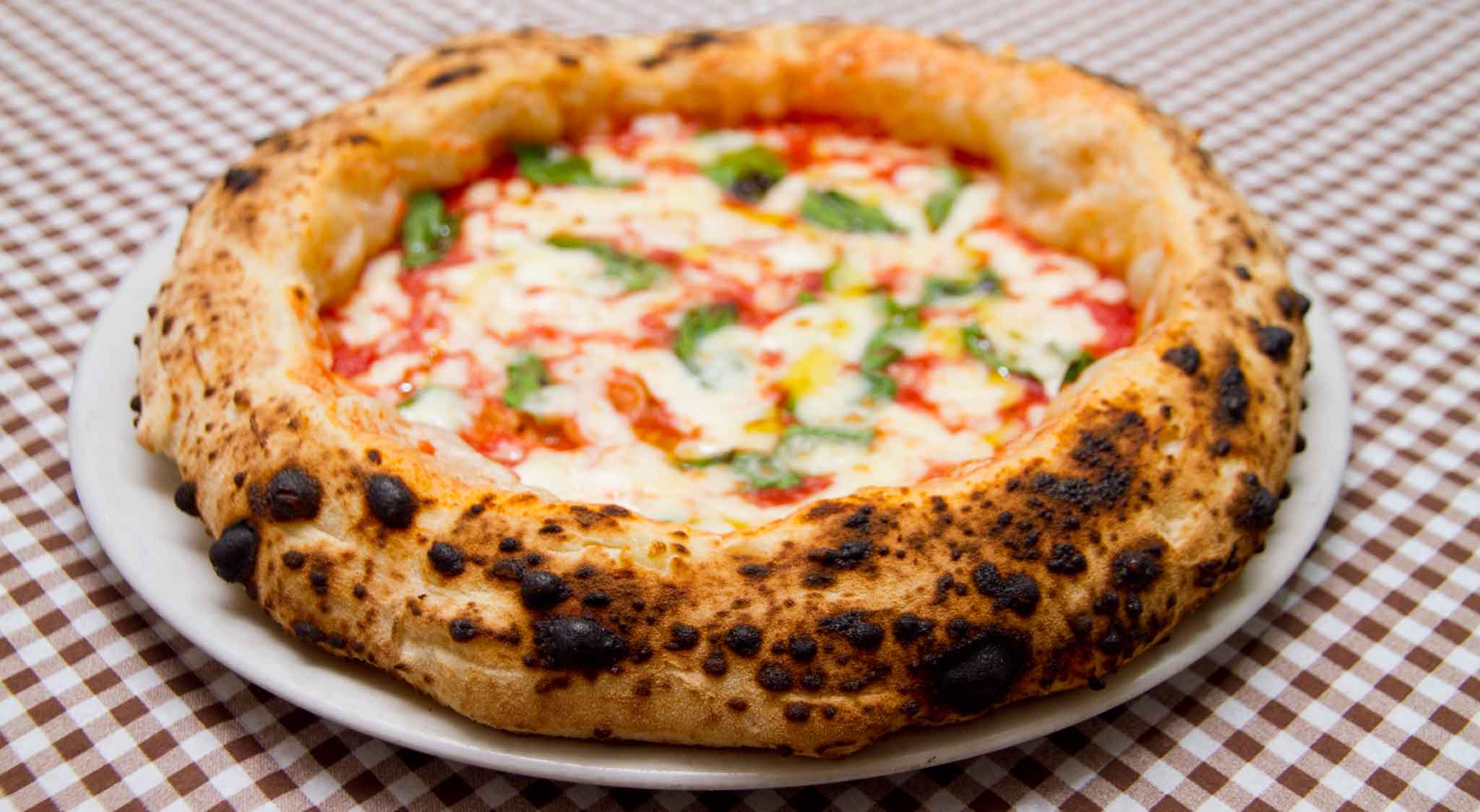 Pizza. Salvatore Lioniello apre due nuove pizzerie e un bar. E viaggia su un canotto stupendo