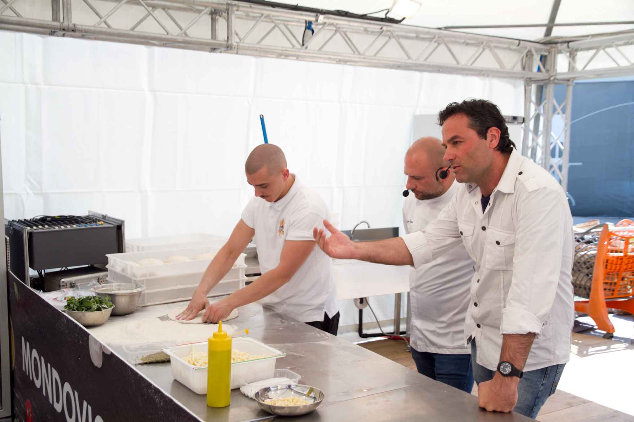 La stroncatura della pizzeria Da Michele che fa 800 coperti al giorno: Alessandro Condurro risponde a Pecora Nera