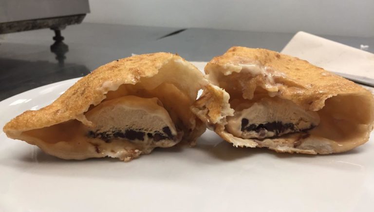 Napoli. Ecco i gusti della nuova pizza fritta ripiena di gelato della Masardona che sta scassando sul web