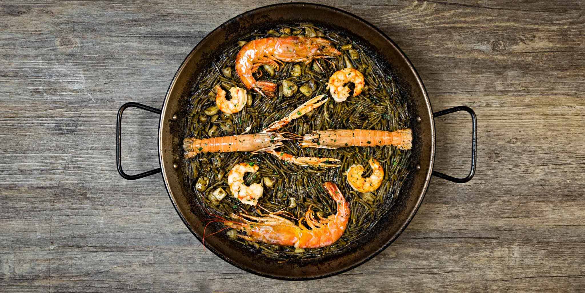 La ricetta perfetta della Fideuà Negra, cioè la paella con la pasta al posto del riso