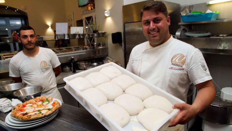 Pizza. Diego Vitagliano, miglior pizzaiolo giovane, fa mangiare da Bio