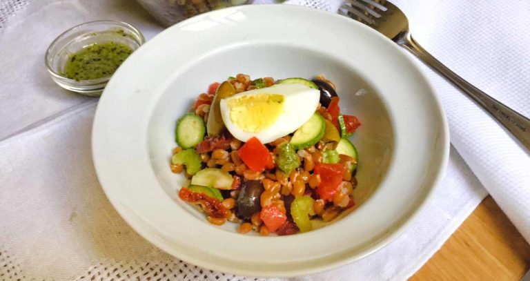 Ricetta. Insalata di farro alla crudaiola per un&#8217;estate fresca oltre ogni aspettativa