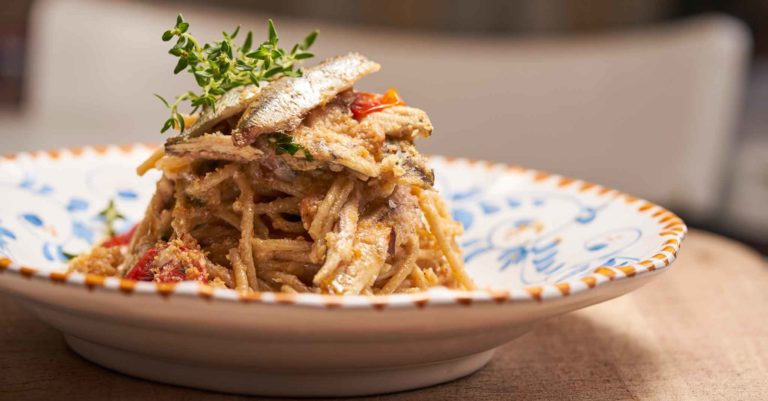 Video ricetta. Spaghetti con pomodorini, alici e taralli