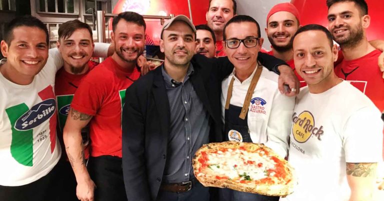 Pizza. Roberto Saviano da Gino Sorbillo a Napoli per il Bacio feroce tour