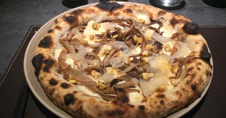 Milano. La migliore Pizza della Settimana è Radicchio Affumicato di Cenerè in Cadorna