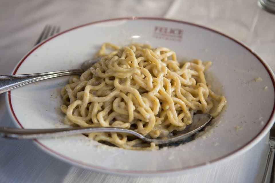 Ricetta cacio e pepe. Maratona con Felice a Testaccio, Oldani e Bottura