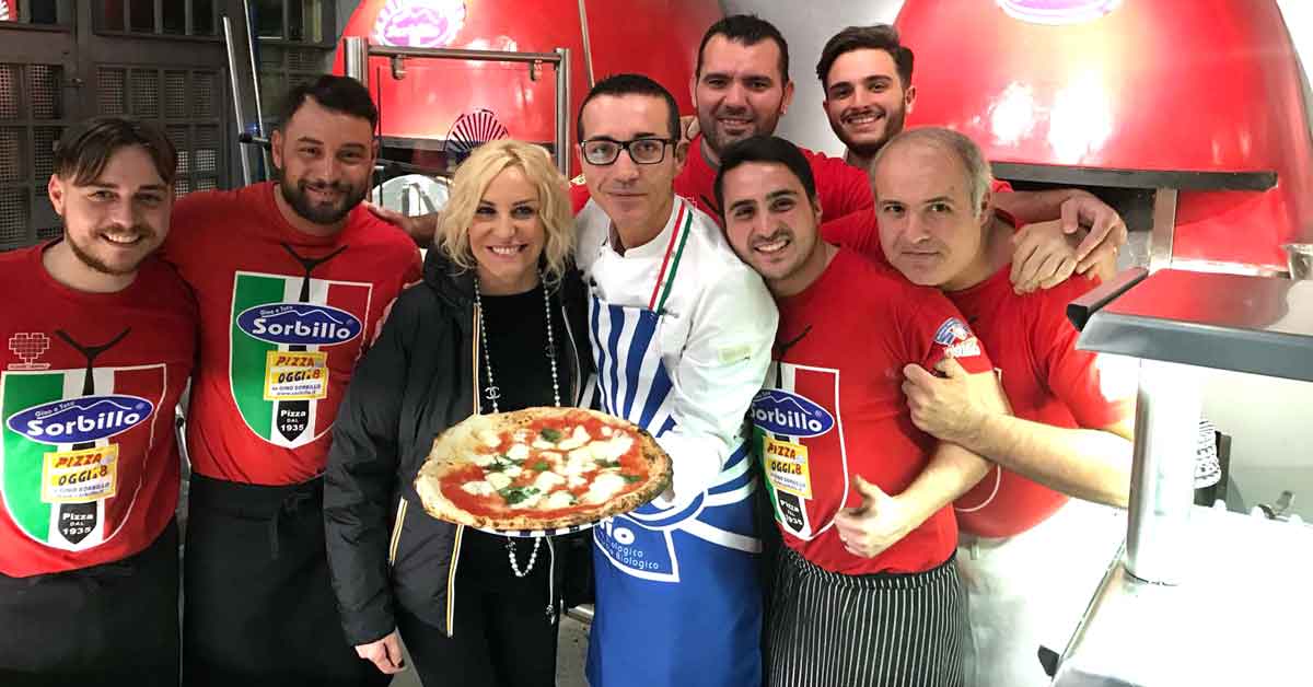 Antonella Clerici da Gino Sorbillo per assaggiare la pizza a Napoli