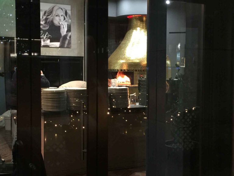 L&#8217;Antica Pizzeria da Michele a Milano chiusa per mafia