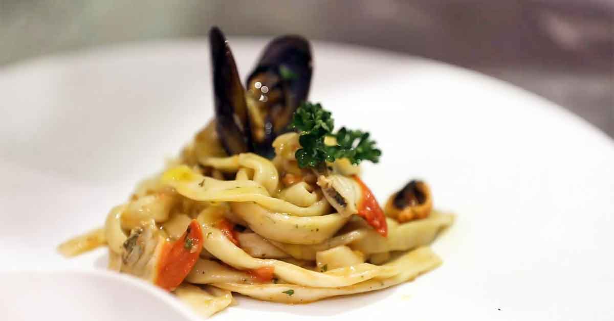 Ricette cult. Gli scialatielli originali da condire con i frutti di mare