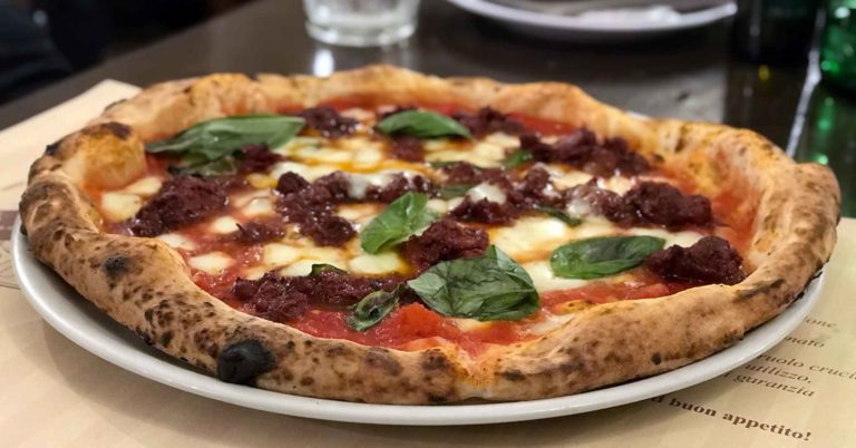 La migliore Pizza della Settimana è la Soffritto di Gaetano Genovesi a Napoli