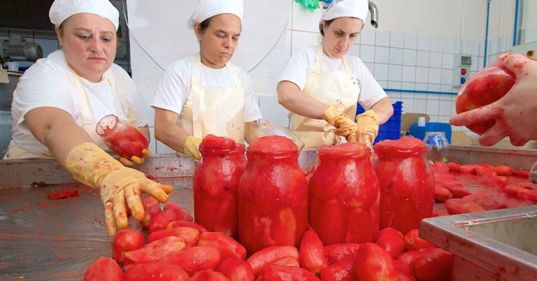 Perché Puglia e Campania sono in guerra per pomodoro e mozzarella