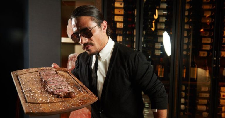 Chi è e cosa si dice di Salt Bae, il sexy chef della carne che apre un ristorante al mese