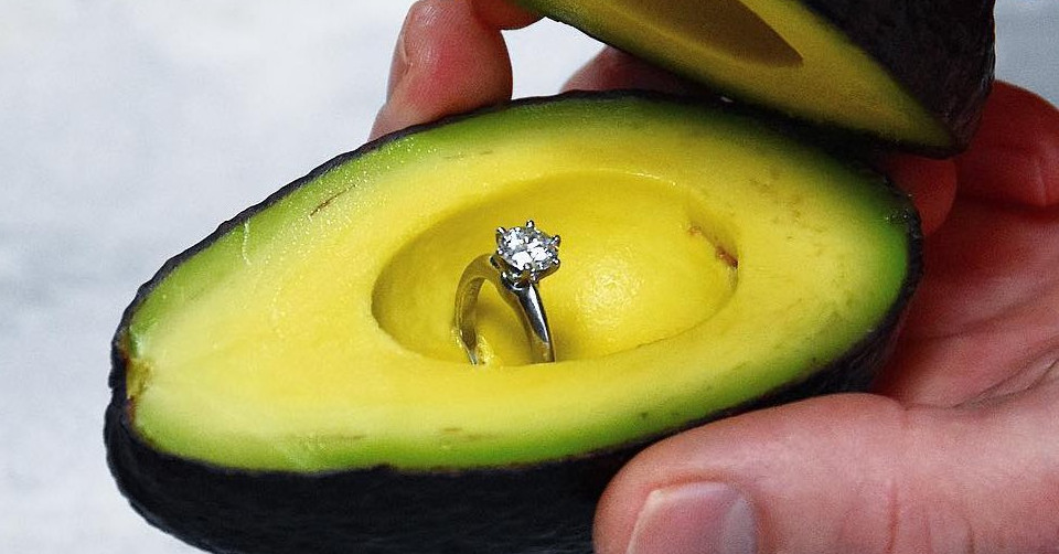 Avocado. I vegani lo vogliono con un anello di matrimonio