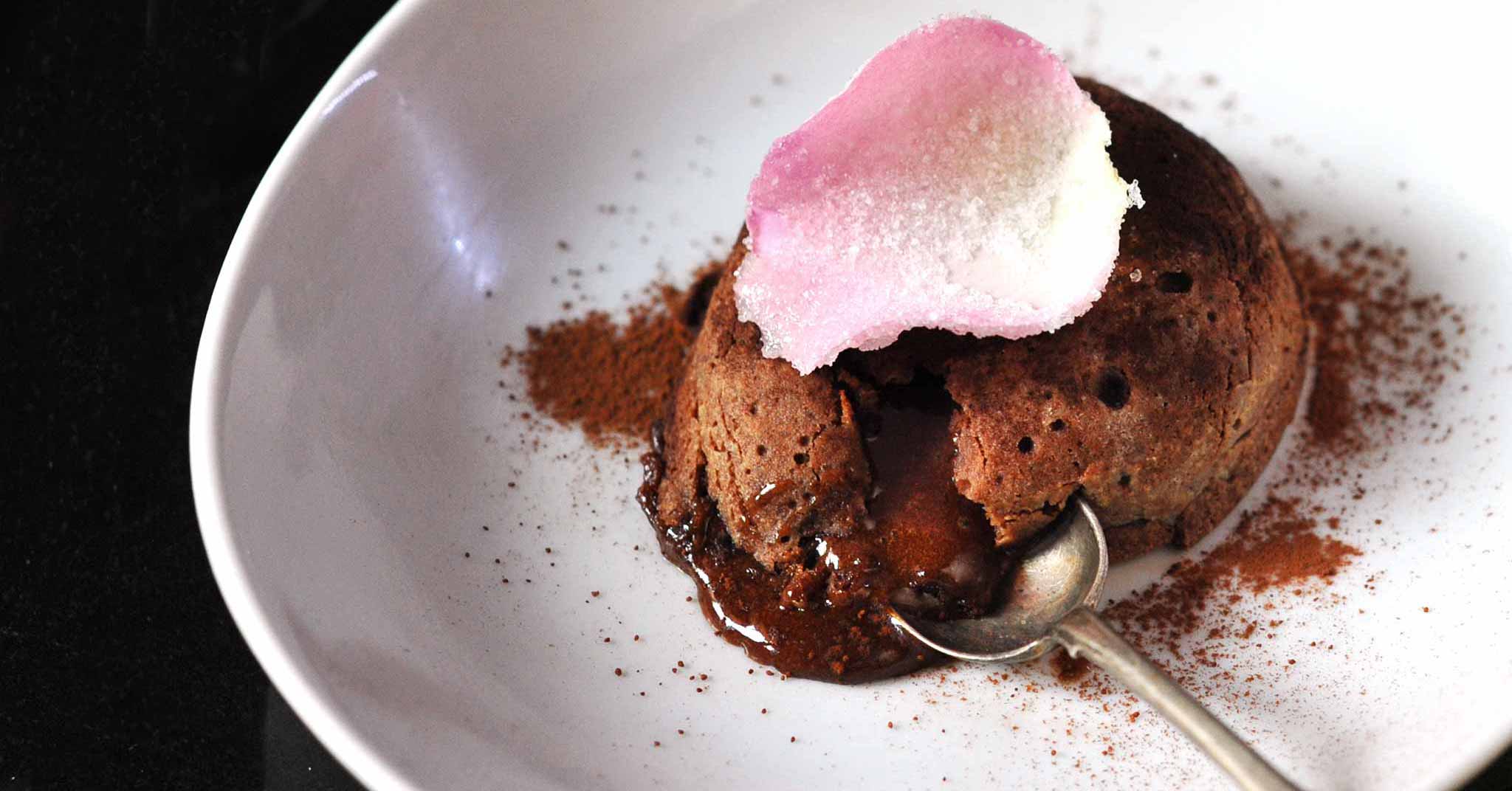 La ricetta per volersi bene con un tortino al cioccolato dal cuore morbido