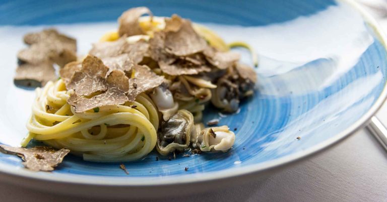 Ricetta. Spaghetti, tartufi marzuoli e taratufi di mare a Pescheria Salerno