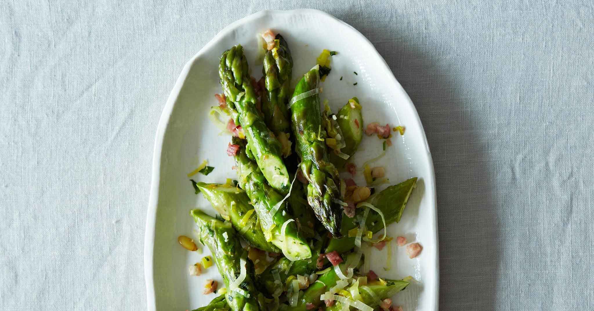 Asparagi. La ricetta con pancetta e porri che crea dipendenza