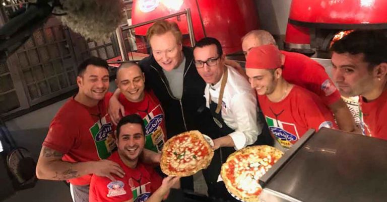 Da New York a Napoli: Conan O&#8217;Brien sceglie la pizza di Gino Sorbillo