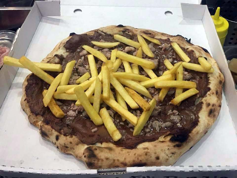 Napoli. Peggio della pizza Cracco c&#8217;è la salsiccia, patatine e nutella: ma è per soldi