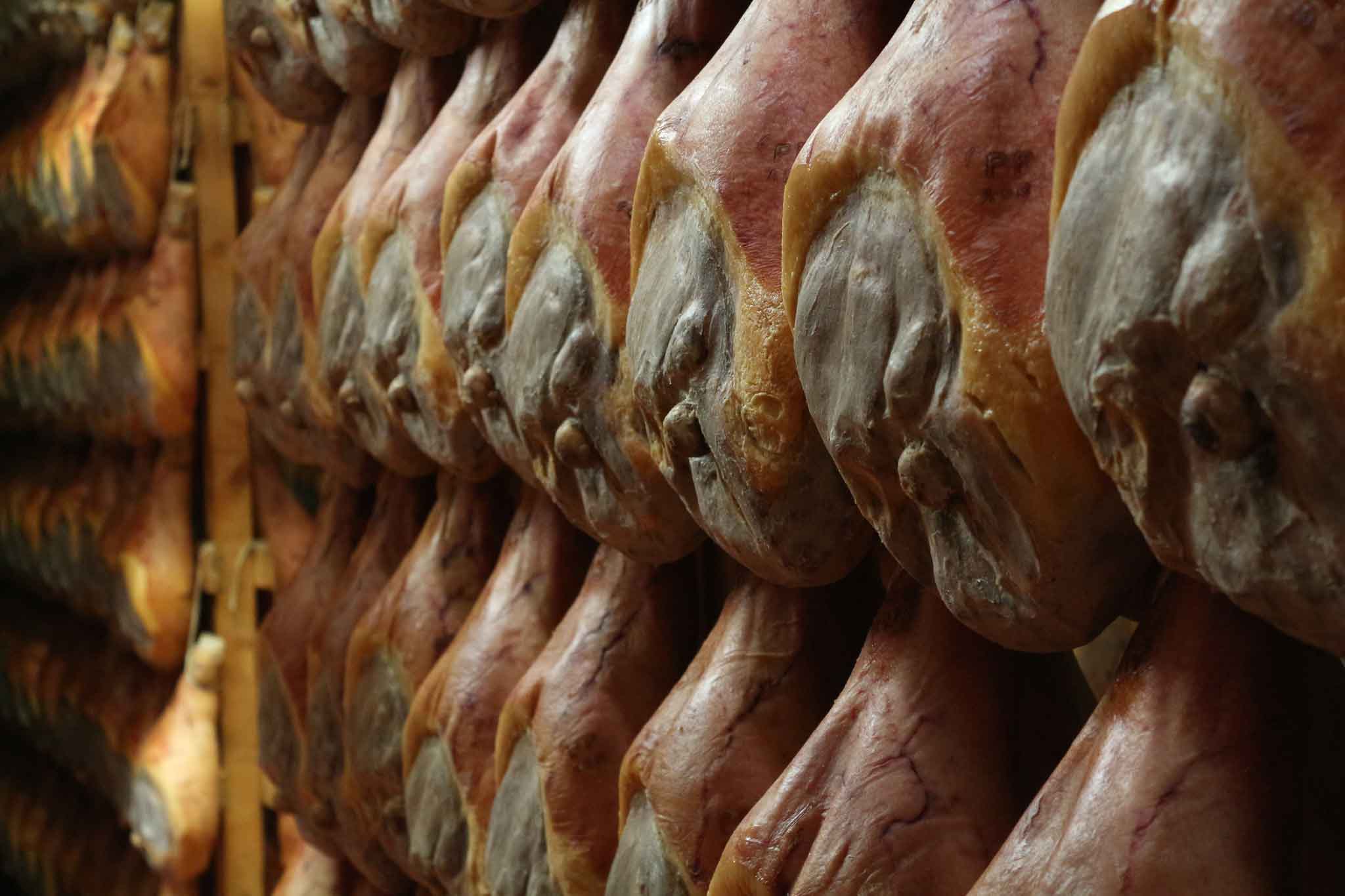 Prosciutto. 3 regole per riconoscere un vero Parma o San Daniele DOP