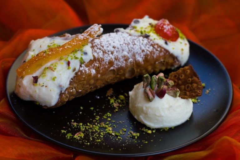 Sicilia. Il cannolo siciliano più buono lo mangiate a Santa Cristina Gela