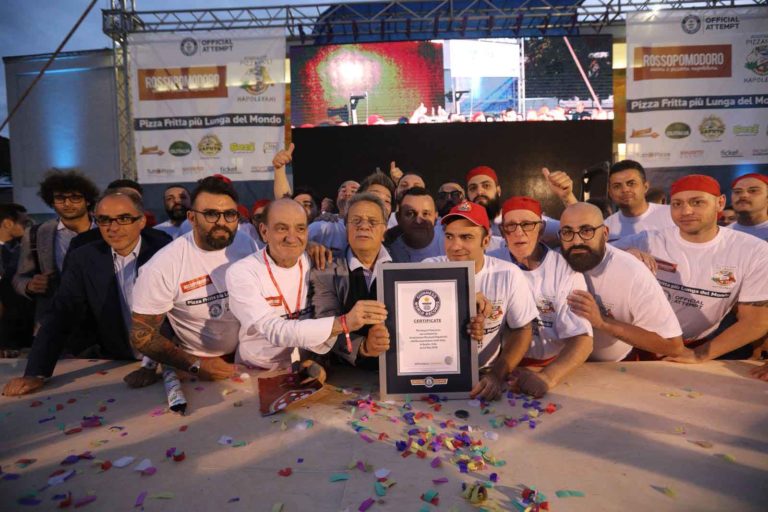 Pizza fritta più lunga del mondo. È record da Guinness a Napoli con 7 metri e 15 centimetri