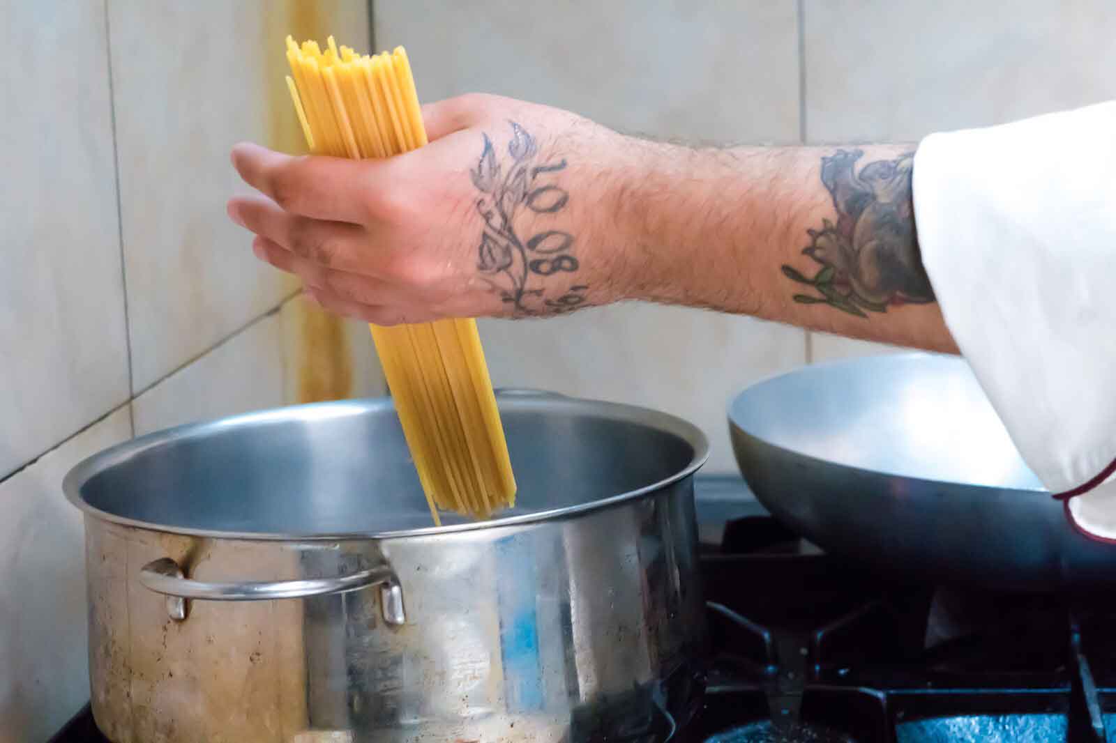 Dieta: la pasta lunga ingrassa meno di quella corta e del riso bianco