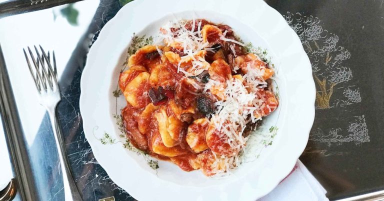 Come fare la vera Amatriciana con gli spaghetti e gli gnocchi ricci