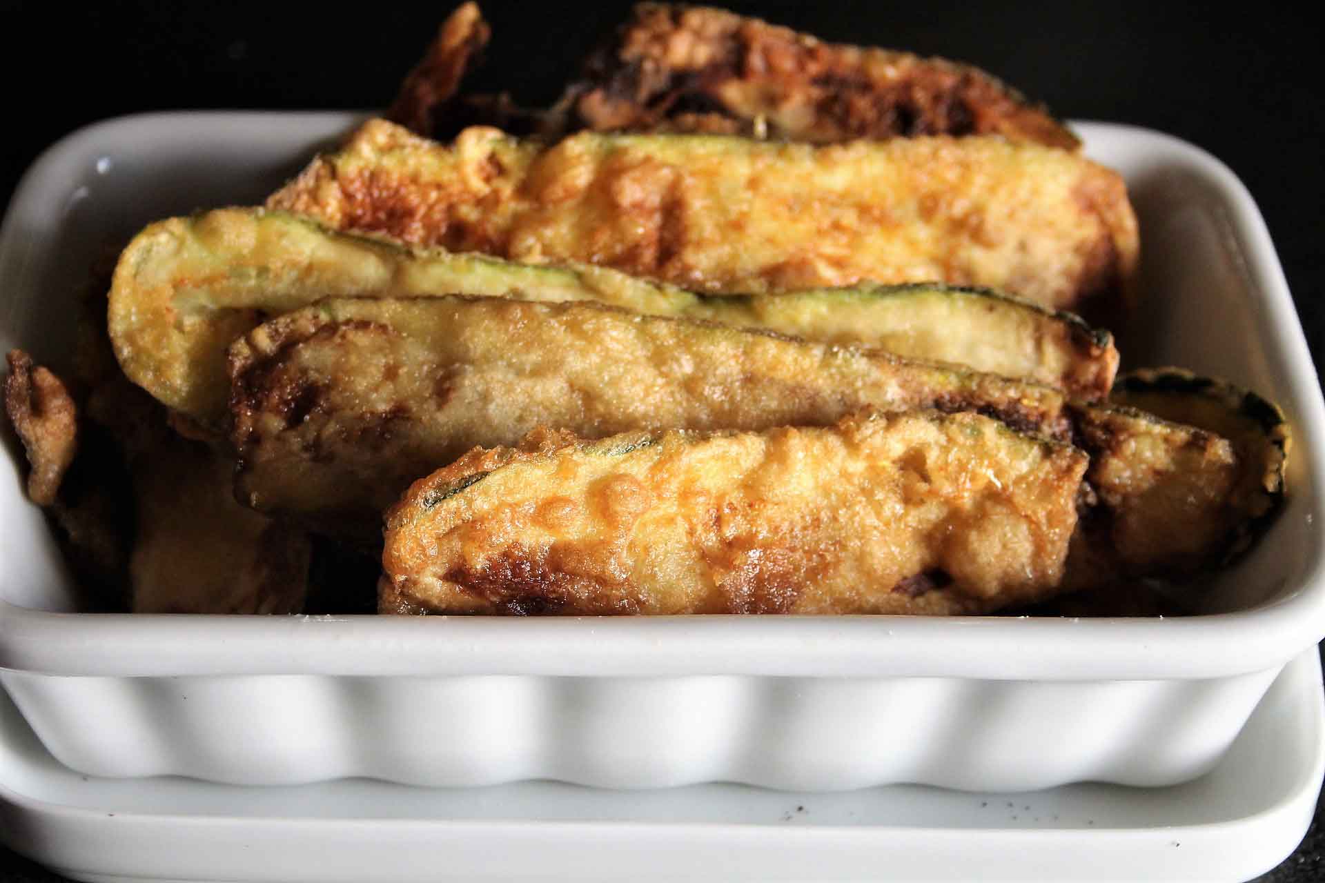 La parmigiana di zucchine indorate e fritte come le melanzane