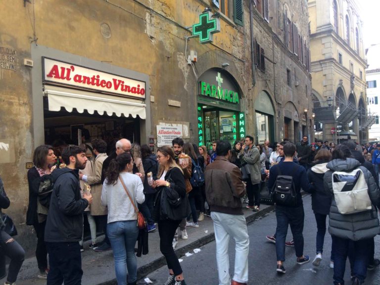 Firenze. Multe da 150 a 500 € a chi mangia in strada &#8220;stazionando&#8221;