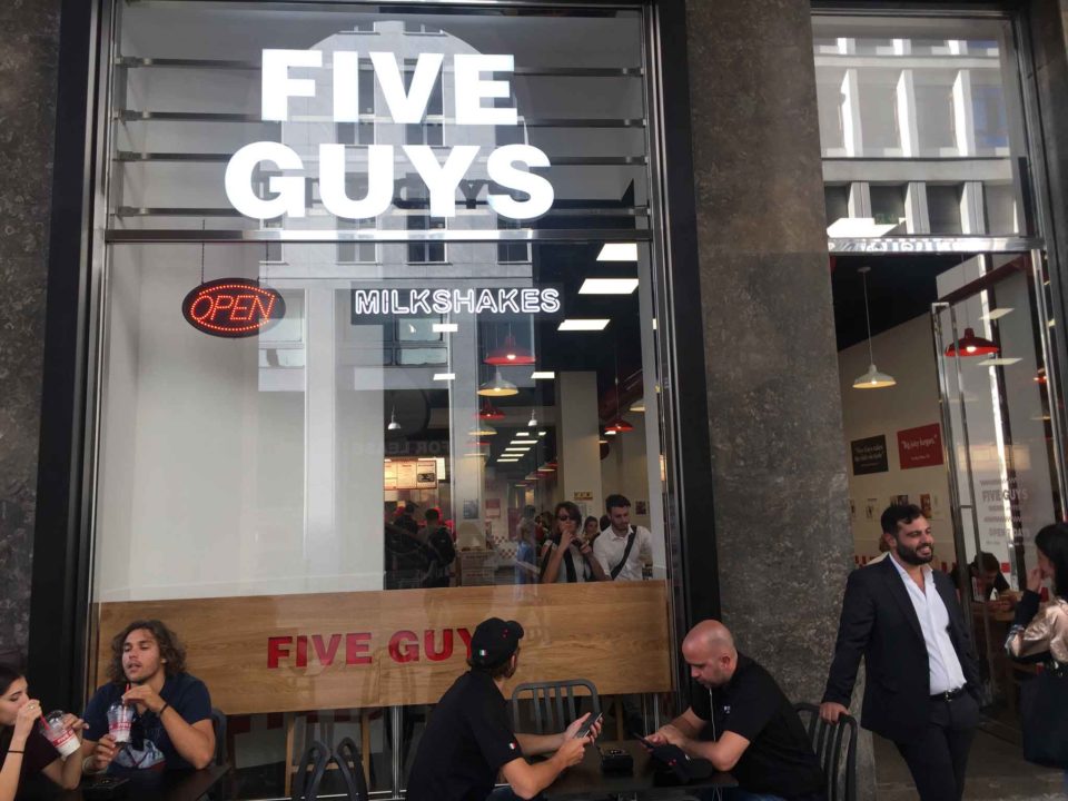 Milano. Gli hamburger di Five Guys sono arrivati e io li ...