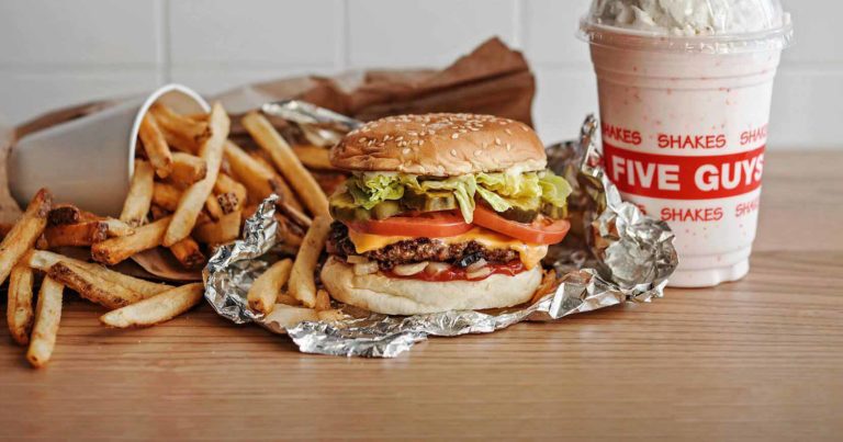 Milano. Gli hamburger di Five Guys sono arrivati e io li ho mangiati