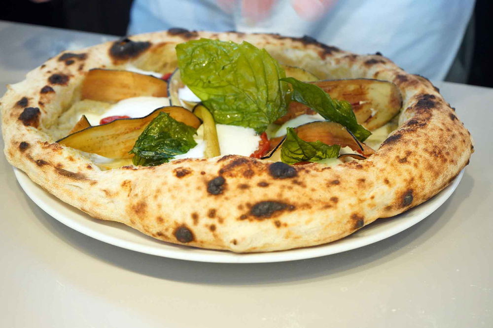 pizza con parmigiana di melanzane scomposta di Salvatore Lioniello