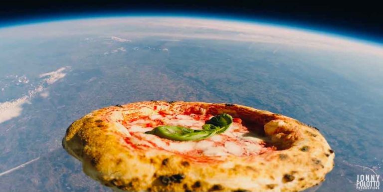 L&#8217;incredibile video della pizza napoletana a 35 mila metri d&#8217;altitudine