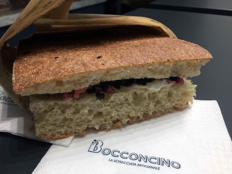 Milano. Dopo pizze e focacce, la schiacciata toscana di Bocconcino