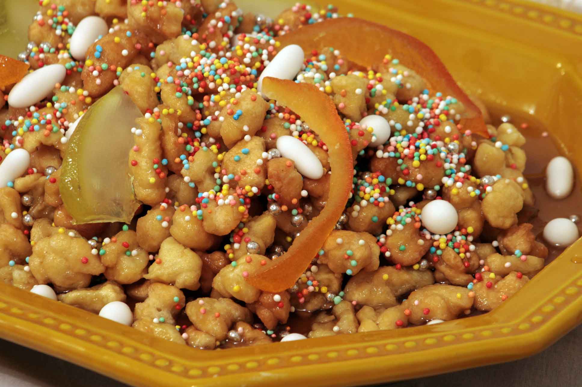 Napoli. 15 ricette di struffoli per dire che il Natale è arrivato