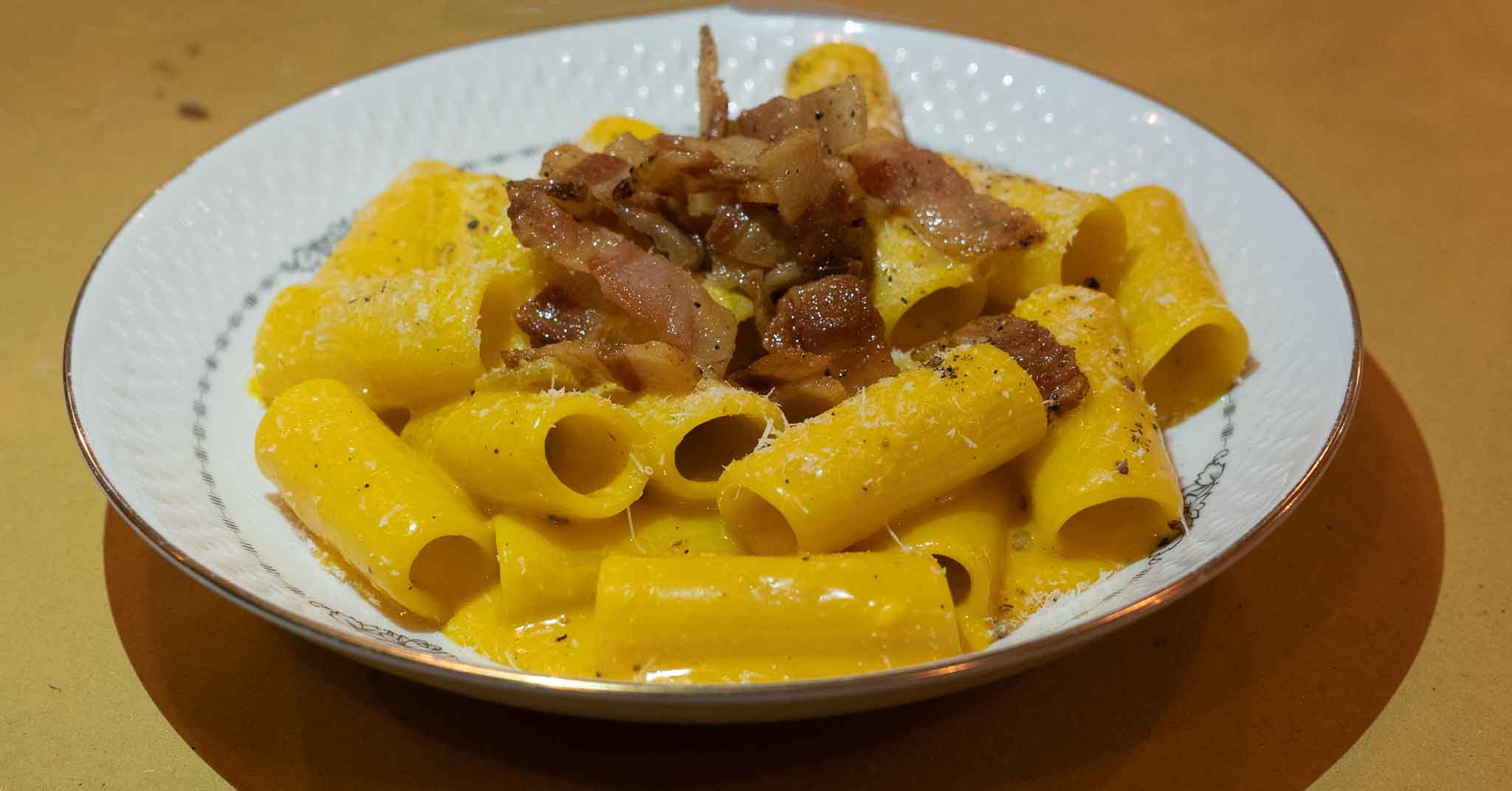 Roma. Lo strano caso della carbonara di Trecca, ottima ma solo a cena