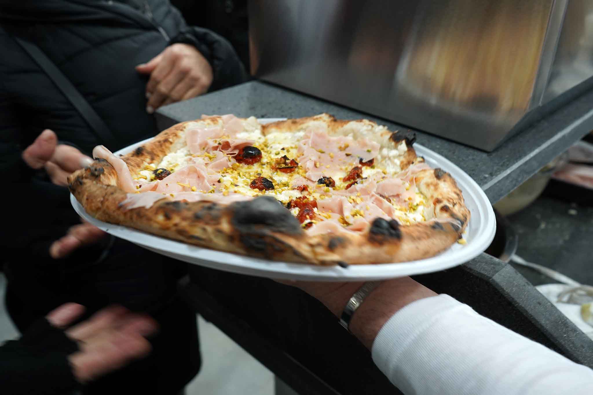 Napoli. Paco Linus, esplosiva pizzeria da asporto a Fuorigrotta