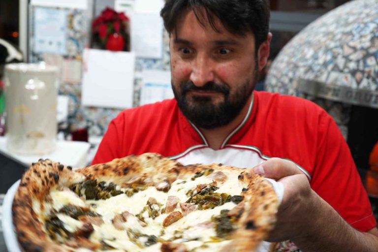 &#8220;Niente tasse e soldi a fondo perduto&#8221;. Chi sono i pizzaioli contro il delivery di De Luca